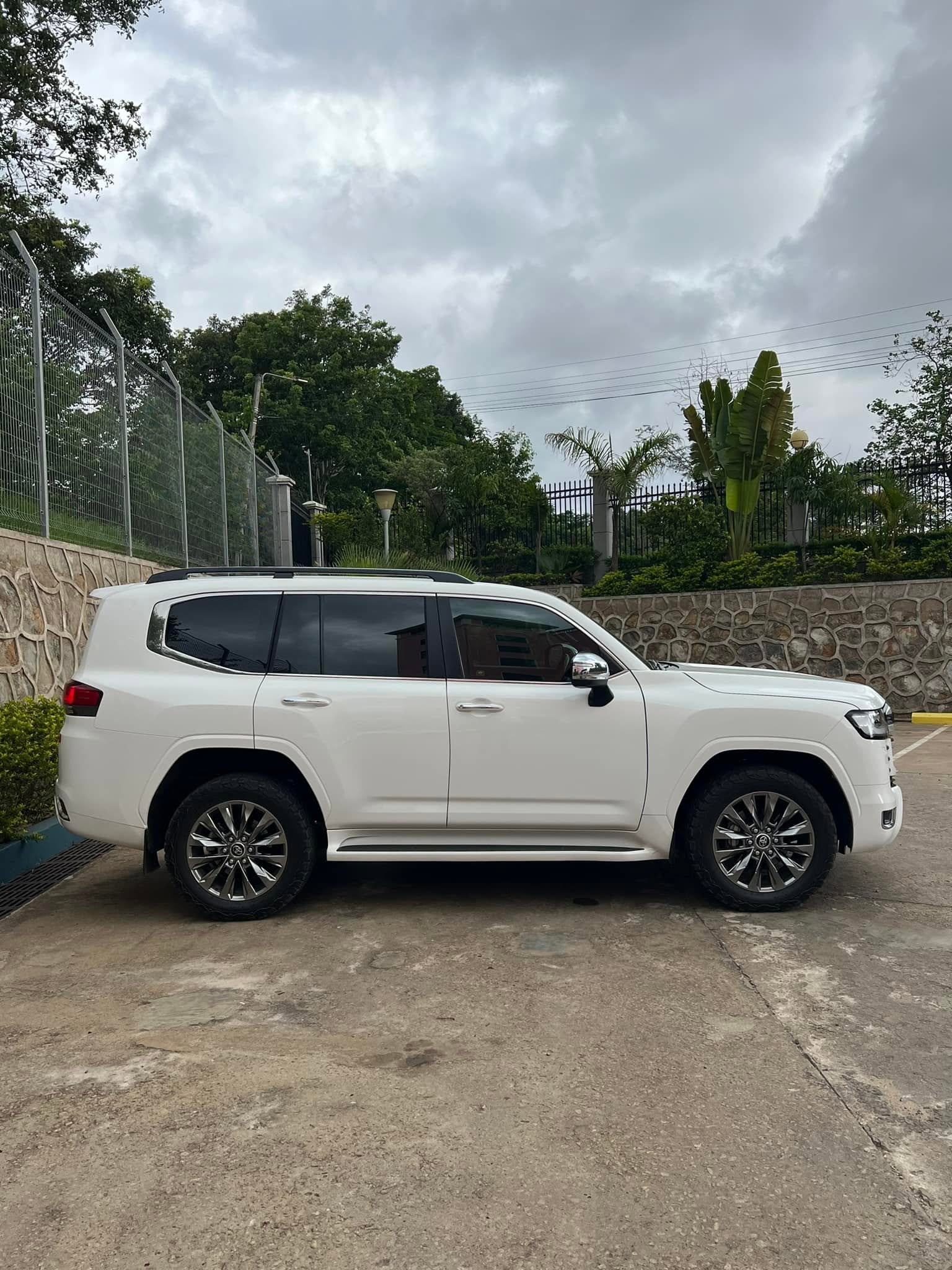 2023 Toyota Land Cruiser 300 ZX